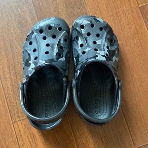 GRAY CAMO CROCS